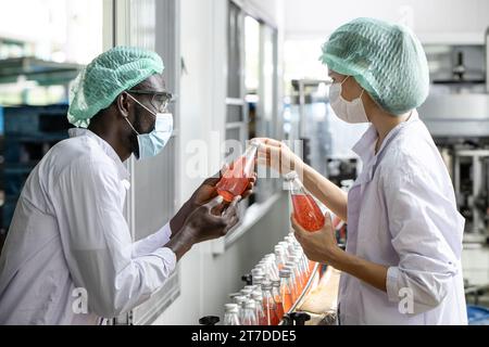 Getränkefabrik QK-Auditmitarbeiter Qualitätssicherung Mitarbeiterteam arbeitet. Hygienebeauftragter saubere Standardprüfung der Prozessinspektion in der Anlagenproduktion Stockfoto