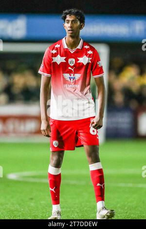 Horsham, Großbritannien. November 2023. Barnsley Mittelfeldspieler Vimal Yoganathan (63) während des 1. Rundenspiels Horsham FC gegen Barnsley FC Emirates FA Cup im Camping World Community Stadium, Horsham, England, Vereinigtes Königreich am 14. November 2023 Credit: Every Second Media/Alamy Live News Stockfoto