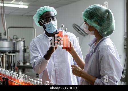 Getränkefabrik QK-Auditmitarbeiter Qualitätssicherung Mitarbeiterteam arbeitet. Hygienebeauftragter saubere Standardprüfung der Prozessinspektion in der Anlagenproduktion Stockfoto