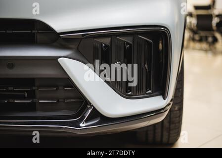 Modernes Auto in grauem mattem Vinyl gewickelt. Hochwertige Fotos Stockfoto