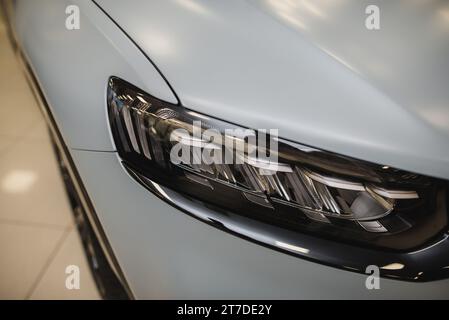 Modernes Auto in grauem mattem Vinyl gewickelt. Hochwertige Fotos Stockfoto