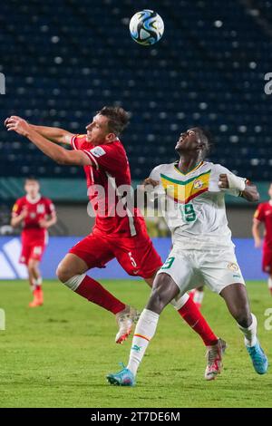 Bandung, Indonesien. November 2023. Idrissa Gueye (R) aus Senegal streitet mit Michal Gurgul aus Polen während des Gruppenspiels D der FIFA Fussball-Weltmeisterschaft U17 zwischen Polen und Senegal im Jalak Harupat Stadium in Bandung, Indonesien, 14. November 2023. Quelle: Septianjar Muharam/Xinhua/Alamy Live News Stockfoto