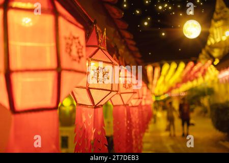 Hunderttausend Laternen Festival in Lamphun Menschen hängen bunte Laternen im Wat Phra That Hariphunchai Tempel Stockfoto