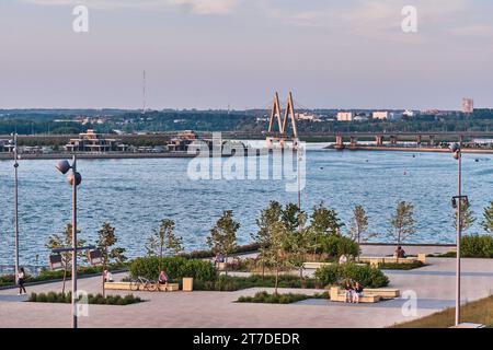Kremldamm am Sommertag. Kazanka River und Millennium Bridge, Kasan, Russland Stockfoto