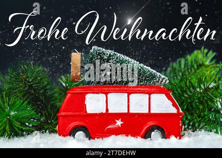 Augsburg, Bayern, Deutschland - 15. November 2023: Frohe Weihnachtsschrift über einem roten Bus mit einem Weihnachtsbaum auf dem Dach FOTOMONTAGE *** Frohe-Weihnachten Schriftzug über einem roten Bus mit einem Weihnachtsbaum auf dem Dach FOTOMONTAGE Credit: Imago/Alamy Live News Stockfoto