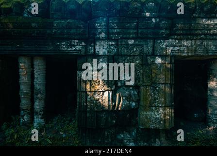 Schnitzerei an der Wand eines Tempels in Angkor, gefangen in der Sonne am späten Nachmittag. Stockfoto