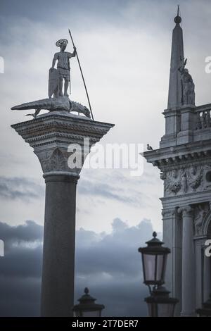 Die Statue des Heiligen Theodore auf der westlichen Säule auf dem Markusplatz, Venedig, Italien Stockfoto