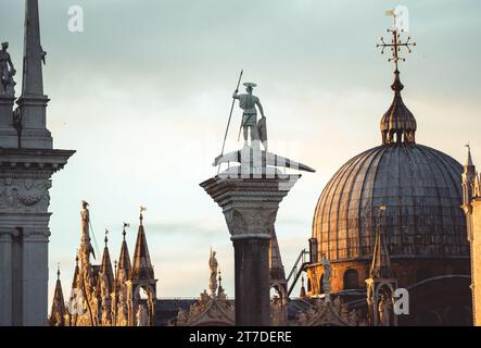 Die Statue des Heiligen Theodore auf der westlichen Säule auf dem Markusplatz, Venedig, Italien Stockfoto