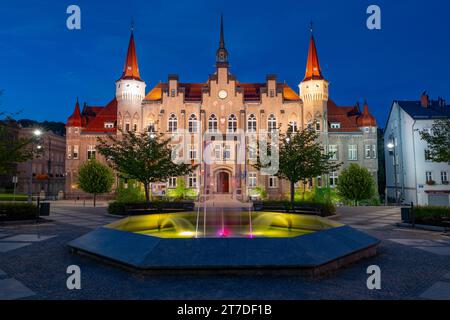 29.08.2022. Nachtbeleuchtung des Walbrzytschischen Rathauses aus dem 19. Jahrhundert im neogotischen Stil, Niederschlesien. Walbrzych, Polen Stockfoto