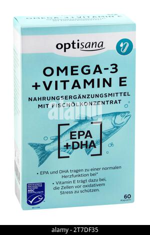 Hamburg - 13. November 2023: Optisana Omega-3 und Vitamin E Kapseln isoliert auf weißem Hintergrund Stockfoto