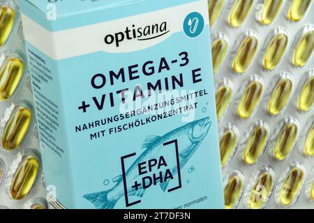 Hamburg - 13. November 2023: Optisana Omega-3 und Vitamin E Kapseln Stockfoto