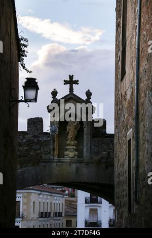 Wunderschöner Sternenbogen in der Altstadt von Caceres Stockfoto