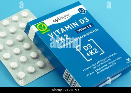 Hamburg - 13. November 2023: Optisana Vitamin D3 und K2 Nahrungsergänzungsmittel vegan Stockfoto