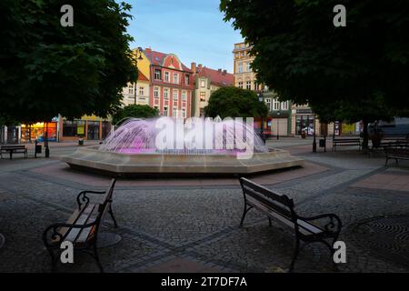 29. August 2022 Brunnen auf dem Marktplatz in Walbrzych, Polan Stockfoto