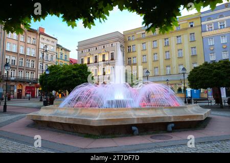 29. August 2022 Brunnen auf dem Marktplatz in Walbrzych, Polan Stockfoto