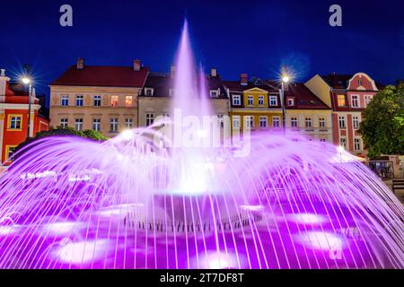 29. August 2022 Nachtlichtbrunnen auf dem Marktplatz in Walbrzych, Polan Stockfoto