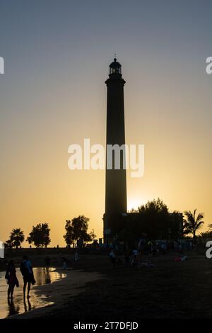 Leuchtturm in Maspalomas ( Faro de Maspalomas ) auf der Kanarischen Insel Gran Canaria in Spanien bei Sonnenuntergang mit Sandstrand und Meer Stockfoto