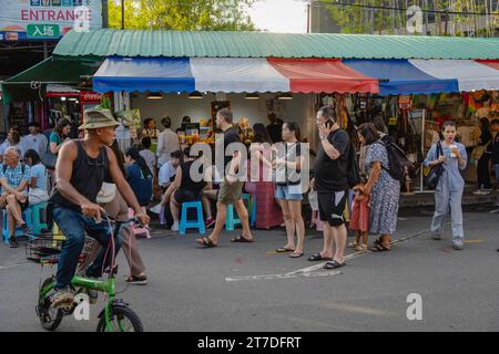 Bangkok, Thailand. November 2023. Einheimische und Touristen werden auf dem Wochenendmarkt in Chatuchak gesehen. Der Chatuchak Weekend Market oder JJ Market ist einer der größten Outdoor Märkte der Welt und der größte Markt in Thailand für Einheimische und Touristen. Quelle: SOPA Images Limited/Alamy Live News Stockfoto