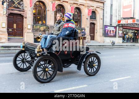 1904 Oldsmobile Oldsmobile Oldsmobile Teilnahme am Rennen von London nach Brighton, Oldsmobile, Oldsmobile, die durch Westminster, London, Großbritannien, fahren Stockfoto