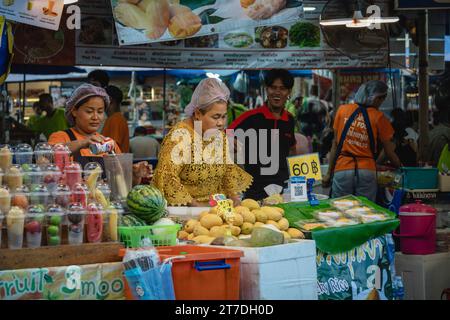 Bangkok, Thailand. November 2023. Lokale Obstverkäufer werden an ihrem Verkaufsstand auf dem Wochenendmarkt in Chatuchak gesehen. Der Chatuchak Weekend Market oder JJ Market ist einer der größten Outdoor Märkte der Welt und der größte Markt in Thailand für Einheimische und Touristen. (Credit Image: © Nathalie Jamois/SOPA Images via ZUMA Press Wire) NUR REDAKTIONELLE VERWENDUNG! Nicht für kommerzielle ZWECKE! Stockfoto