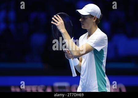 Turin, Italien. November 2023. Jannik Sinner of Italy sieht beim Singles-Spiel zwischen Novak Djokovic aus Serbien und Jannik Sinner aus Italien am dritten Tag des Nitto ATP World Tour Finals im Pala Alpitour am 14. November 2023 in Turin, Italien Credit: Marco Canoniero/Alamy Live News Stockfoto