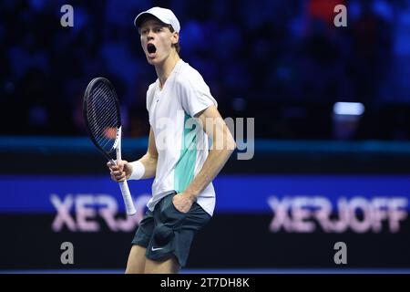 Turin, Italien. November 2023. Jannik Sinner of Italy feiert während des Singles-Spiels zwischen Novak Djokovic aus Serbien und Jannik Sinner aus Italien am dritten Tag des Nitto ATP World Tour Finals im Pala Alpitour am 14. November 2023 in Turin, Italien Credit: Marco Canoniero/Alamy Live News Stockfoto