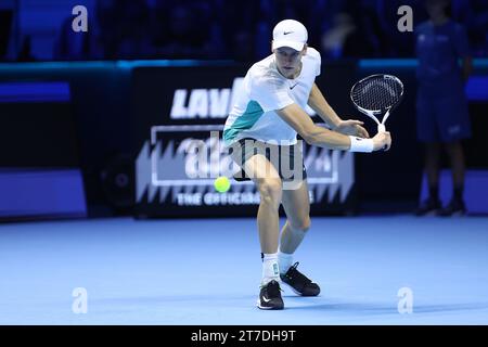 Turin, Italien. November 2023. Jannik Sinner von Italien im Einzelspiel zwischen Novak Djokovic aus Serbien und Jannik Sinner aus Italien am dritten Tag des Nitto ATP World Tour Finals im Pala Alpitour am 14. November 2023 in Turin (Italien) Credit: Marco Canoniero/Alamy Live News Stockfoto