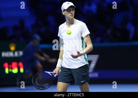 Turin, Italien. November 2023. Jannik Sinner of Italy sieht beim Singles-Spiel zwischen Novak Djokovic aus Serbien und Jannik Sinner aus Italien am dritten Tag des Nitto ATP World Tour Finals im Pala Alpitour am 14. November 2023 in Turin, Italien Credit: Marco Canoniero/Alamy Live News Stockfoto