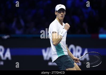 Turin, Italien. November 2023. Jannik Sinner of Italy feiert während des Singles-Spiels zwischen Novak Djokovic aus Serbien und Jannik Sinner aus Italien am dritten Tag des Nitto ATP World Tour Finals im Pala Alpitour am 14. November 2023 in Turin, Italien Credit: Marco Canoniero/Alamy Live News Stockfoto