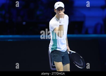 Turin, Italien. November 2023. Jannik Sinner of Italy feiert während des Singles-Spiels zwischen Novak Djokovic aus Serbien und Jannik Sinner aus Italien am dritten Tag des Nitto ATP World Tour Finals im Pala Alpitour am 14. November 2023 in Turin, Italien Credit: Marco Canoniero/Alamy Live News Stockfoto