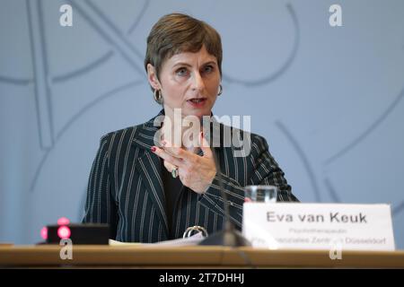 Düsseldorf, Deutschland. November 2023. Eva van Keuk, Psychotherapeutin, spricht auf einer Pressekonferenz in Düsseldorf über die Situation in Flüchtlingsunterkünften. Quelle: David Young/dpa/Alamy Live News Stockfoto