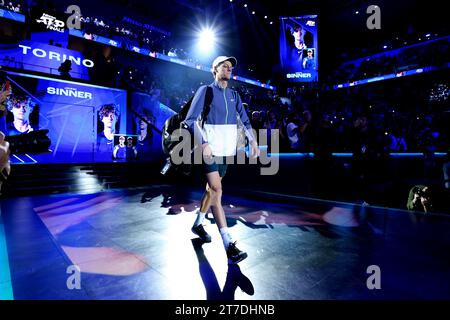 Turin, Italien. November 2023. Jannik Sinner of Italy sieht beim Singles-Spiel zwischen Novak Djokovic aus Serbien und Jannik Sinner aus Italien am dritten Tag des Nitto ATP World Tour Finals im Pala Alpitour am 14. November 2023 in Turin, Italien Credit: Marco Canoniero/Alamy Live News Stockfoto