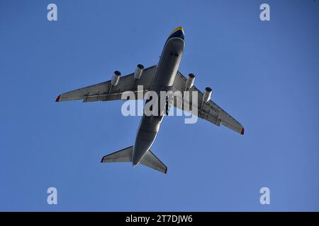 Marseille, Frankreich. November 2023. Ein Flugzeug von Antonov Airlines im Luftraum von Marseille. (Credit Image: © Gerard Bottino/SOPA Images via ZUMA Press Wire) NUR REDAKTIONELLE VERWENDUNG! Nicht für kommerzielle ZWECKE! Stockfoto