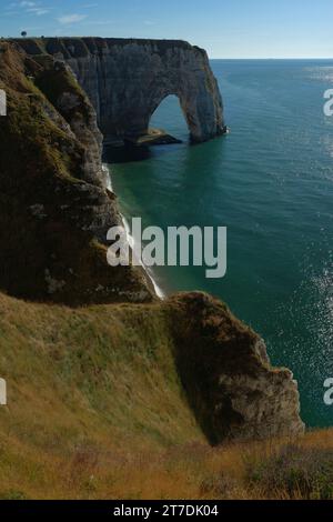 Etretat, einsamer Strand und Klippen Aussicht. Vertikales Querformat. Aufgenommen mit Sigma Art 35 mm, Nikon. Stockfoto