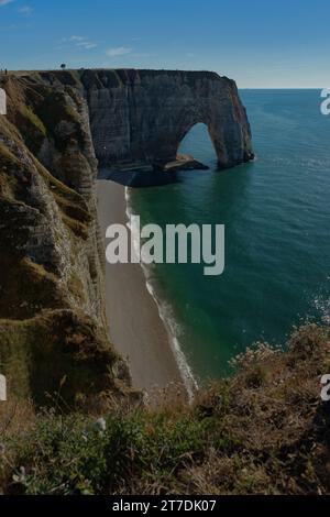 Etretat, einsamer Strand und Klippen Aussicht. Vertikales Querformat. Aufgenommen mit Sigma Art 35 mm, Nikon. Stockfoto