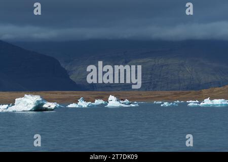Island, Jökulsárlón. Schwarze und niedrige Wolken am Fjord Stockfoto