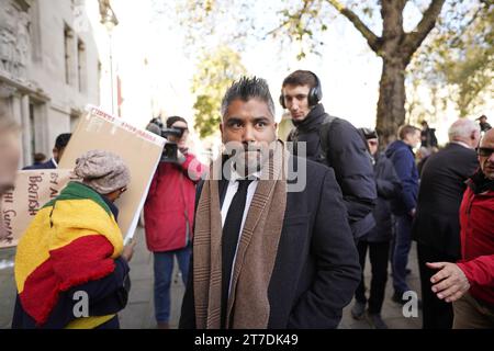 Toufique Hossain, Direktor für öffentliches Recht und Einwanderung bei Duncan Lewis Solicitors, vor dem Obersten Gerichtshof in London. Das Gericht hat entschieden, dass die ruandische Asylpolitik rechtswidrig ist, was ein schwerer Schlag für Rishi Sunaks Versprechen ist, die Boote zu stoppen. Bilddatum: Mittwoch, 15. November 2023. Stockfoto