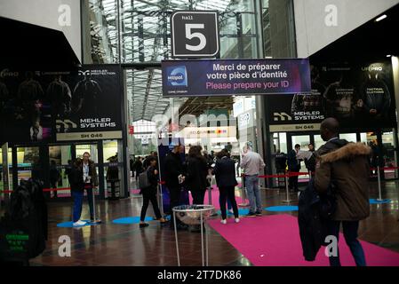 Paris, Frankreich. November 2023. Milipol Paris 2023, die 23. Globale Veranstaltung für staatliche Sicherheit und innere Sicherheit, am 14. November 2023 in Villepinte, Paris, Frankreich. Foto: Pierrick Villette/ABACAPRESS.COM Credit: Abaca Press/Alamy Live News Stockfoto