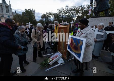 In London fand eine Crosses for Life-Prozession statt, in der sowohl für die ungeborenen Toten, die täglich durch Abtreibung getötet wurden, betete als auch trauerte. Stockfoto