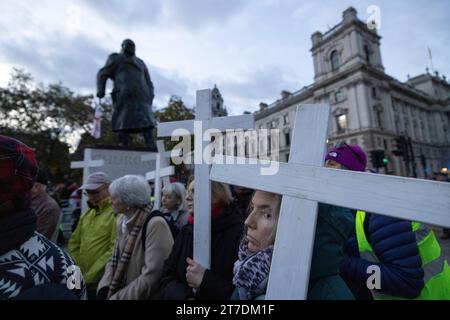 In London fand eine Crosses for Life-Prozession statt, in der sowohl für die ungeborenen Toten, die täglich durch Abtreibung getötet wurden, betete als auch trauerte. Stockfoto