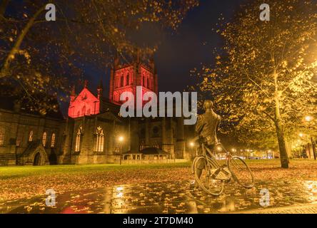 Die Kathedrale von Hereford mit ihren Türbögen, die mit roter Beleuchtung beleuchtet sind, in Erinnerung an diejenigen, die im Ersten Weltkrieg gefallen sind und andere in Kriegen Stockfoto