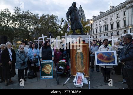 In London fand eine Crosses for Life-Prozession statt, in der sowohl für die ungeborenen Toten, die täglich durch Abtreibung getötet wurden, betete als auch trauerte. Stockfoto