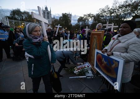 In London fand eine Crosses for Life-Prozession statt, in der sowohl für die ungeborenen Toten, die täglich durch Abtreibung getötet wurden, betete als auch trauerte. Stockfoto