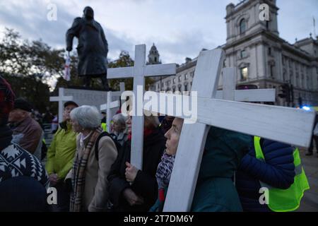 In London fand eine Crosses for Life-Prozession statt, in der sowohl für die ungeborenen Toten, die täglich durch Abtreibung getötet wurden, betete als auch trauerte. Stockfoto