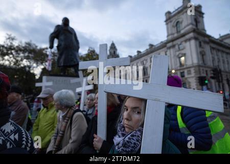 In London fand eine Crosses for Life-Prozession statt, in der sowohl für die ungeborenen Toten, die täglich durch Abtreibung getötet wurden, betete als auch trauerte. Stockfoto