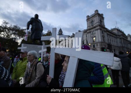 In London fand eine Crosses for Life-Prozession statt, in der sowohl für die ungeborenen Toten, die täglich durch Abtreibung getötet wurden, betete als auch trauerte. Stockfoto