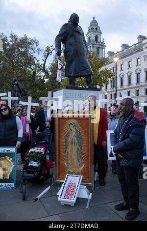 In London fand eine Crosses for Life-Prozession statt, in der sowohl für die ungeborenen Toten, die täglich durch Abtreibung getötet wurden, betete als auch trauerte. Stockfoto