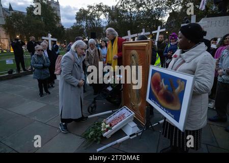 In London fand eine Crosses for Life-Prozession statt, in der sowohl für die ungeborenen Toten, die täglich durch Abtreibung getötet wurden, betete als auch trauerte. Stockfoto