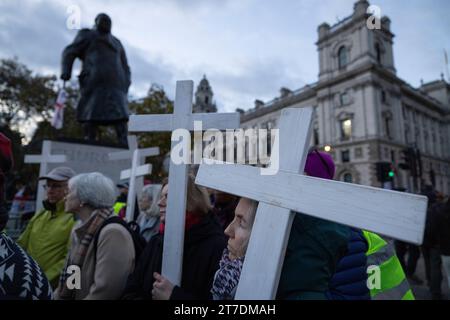 In London fand eine Crosses for Life-Prozession statt, in der sowohl für die ungeborenen Toten, die täglich durch Abtreibung getötet wurden, betete als auch trauerte. Stockfoto