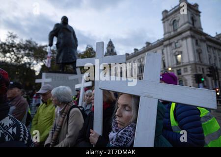 In London fand eine Crosses for Life-Prozession statt, in der sowohl für die ungeborenen Toten, die täglich durch Abtreibung getötet wurden, betete als auch trauerte. Stockfoto